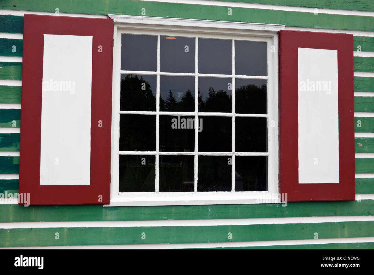 Bunten Fensterläden - gesehen in alten holländischen Dorf Stockfoto