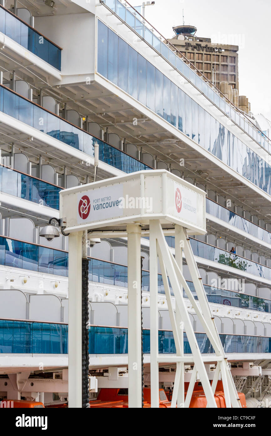 Golden Princess Kreuzfahrtschiff am Canada Place, ein wunderschönes Kreuzfahrtschiffsterminal und Unterhaltungskomplex am Vancouver Hafen, British Columbia. Stockfoto