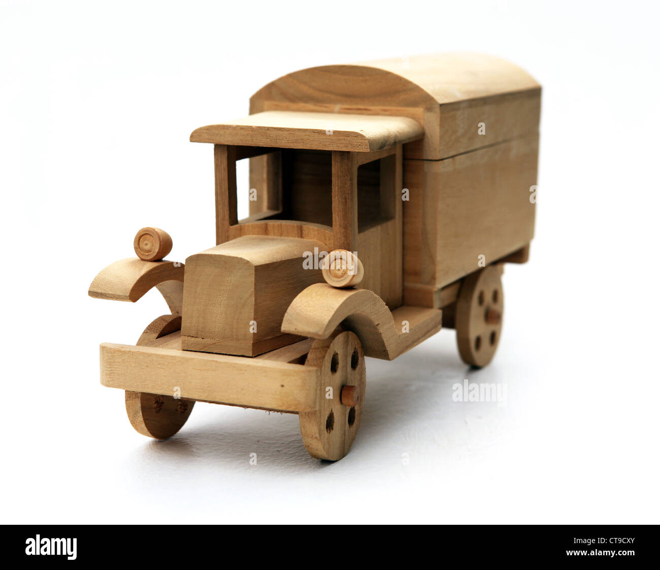 Spielzeug aus Holz LKW isoliert auf weiss Stockfoto