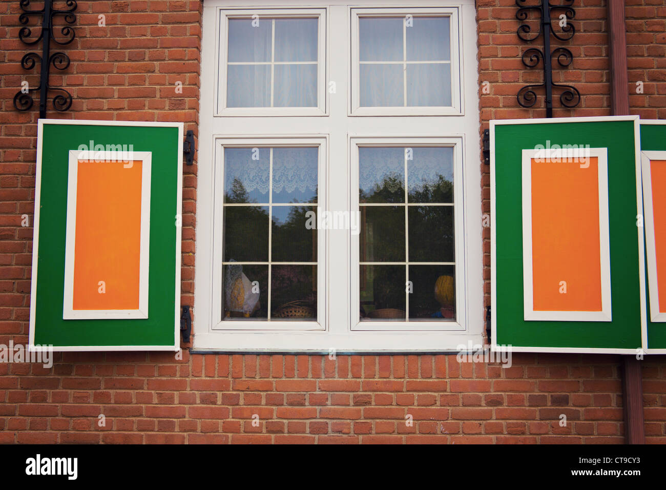 Bunten Fensterläden - gesehen in alten holländischen Dorf Stockfoto