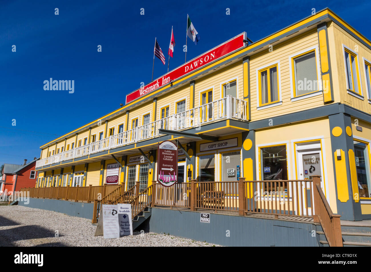 Westmark Inn und Dirt Streets in Dawson City, Yukon Territory, Kanada. Stockfoto