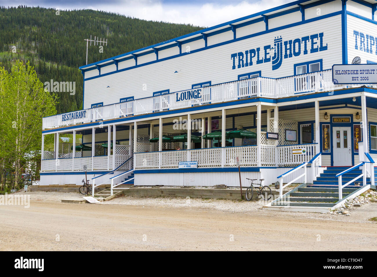 Farbenfrohes Triple JJ Hotel in Dawson City, Yukon Territory, Kanada. Stockfoto