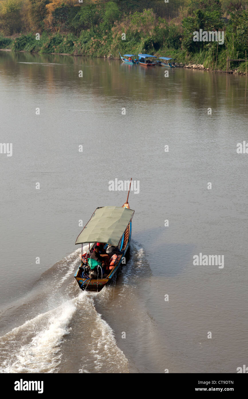 Ein Longtail-Boot über den Fluss Kok, bei Chiang Rai (Thailand). Bateau À Longue Queue Sur la Rivière Kok, À Chiang Rai. Stockfoto