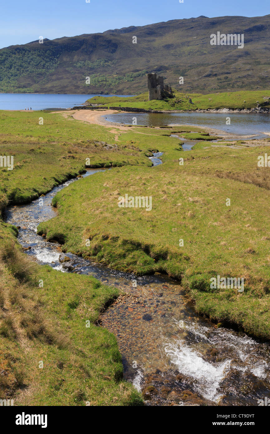 Kleiner Bach und Ardvreck Burgruine am Ufer des Loch Assynt in schottischen nordwestlichen Highlands in Sutherland Schottland UK Großbritannien Stockfoto