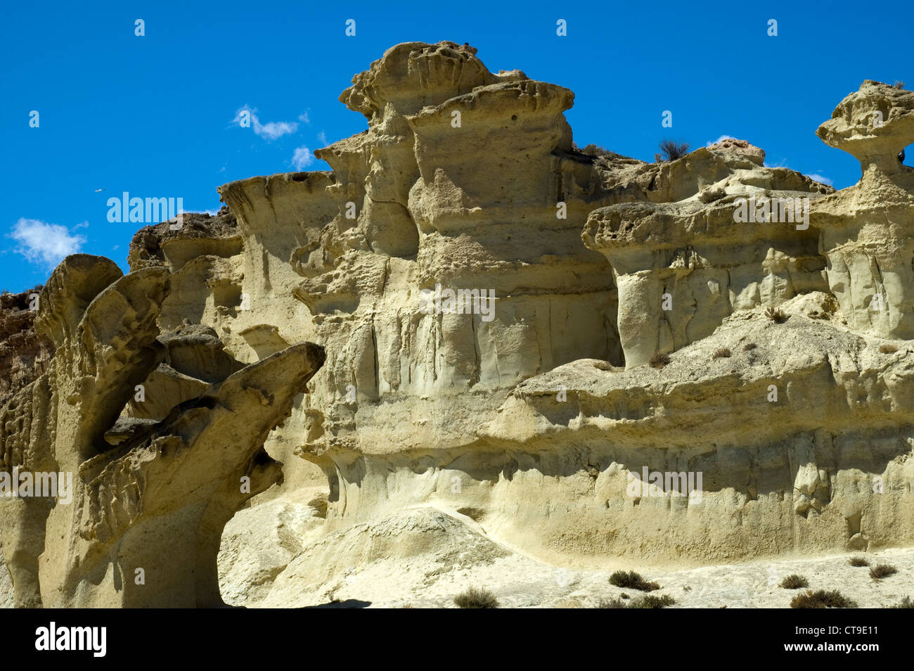 Naturstein Skulpturen Erosionen, Sandstein Denkmäler durch Wasser und Wind geformt. Bolnuevo, Provence von Murcia, Spanien Stockfoto