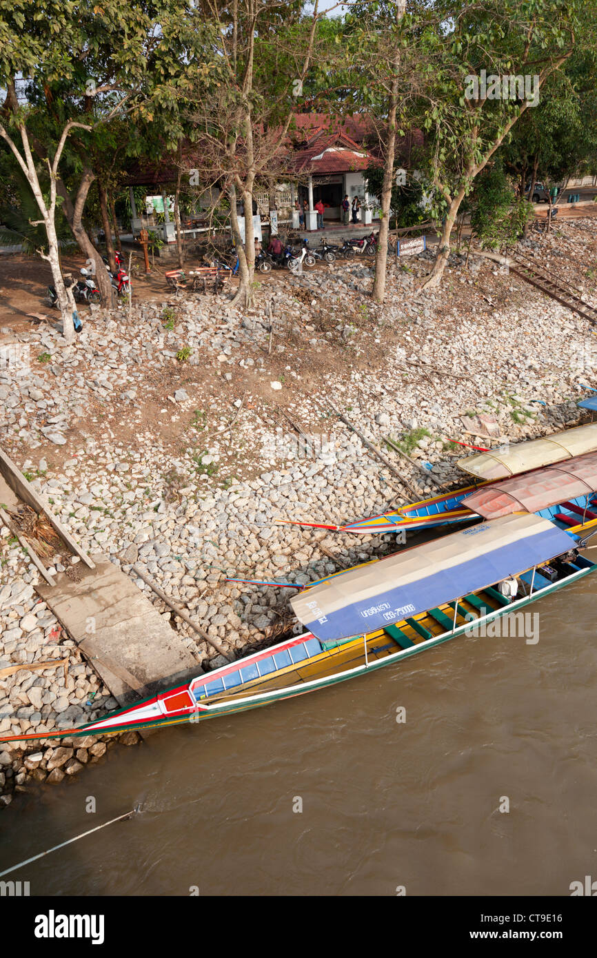 Long-Tail-Boote vertäut am Ufer des Flusses Kok in Chiang Rai (Thailand). Bateaux À Longue Queue Sur la Rivière Kok. Stockfoto