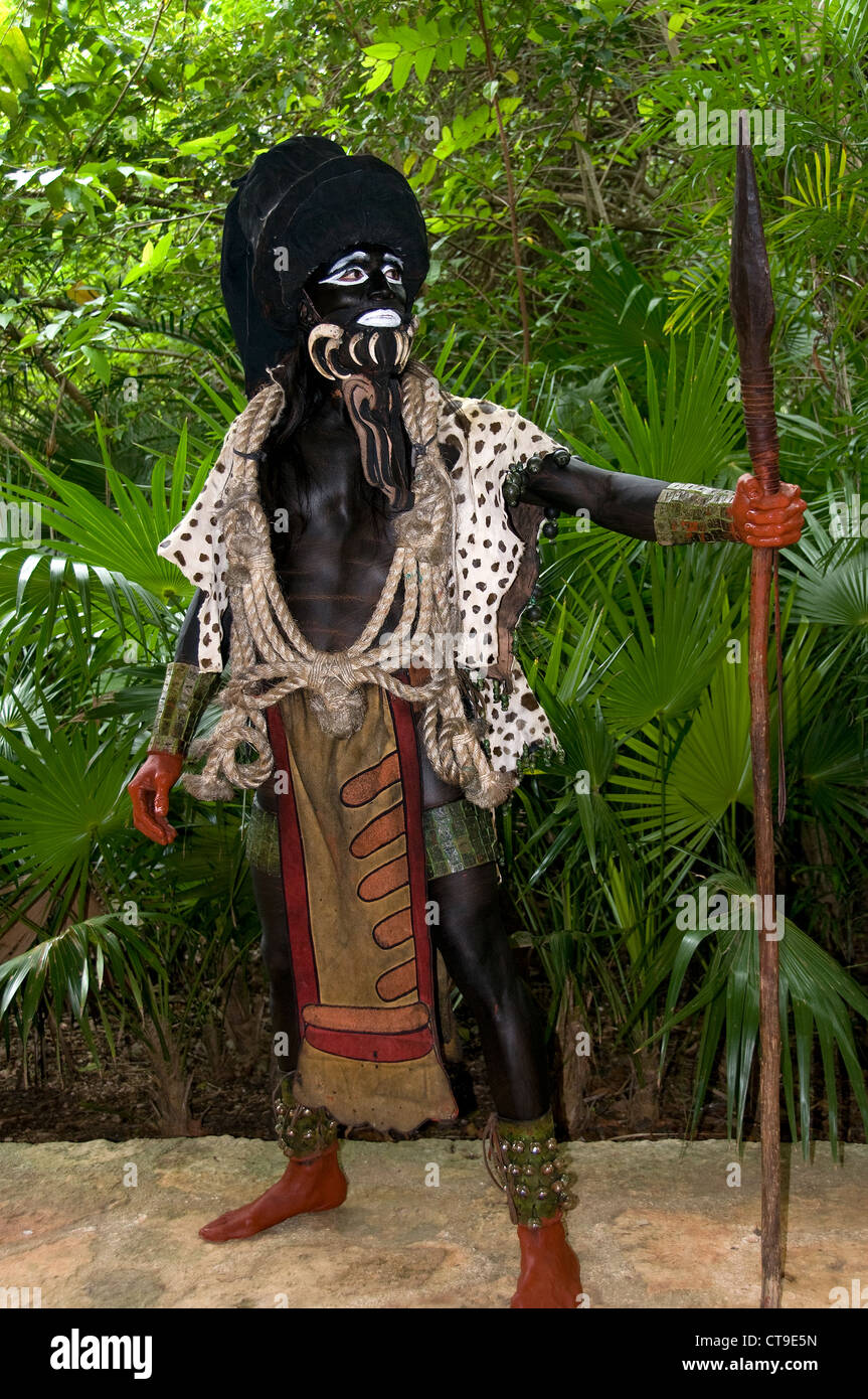 Maya Schauspieler/Tänzer in Herrn Cacao (Dios del Cacao oder IK Chuah) Kleid (Kostüm) an der Riviera Maya Xcaret Park in Mexiko. Stockfoto