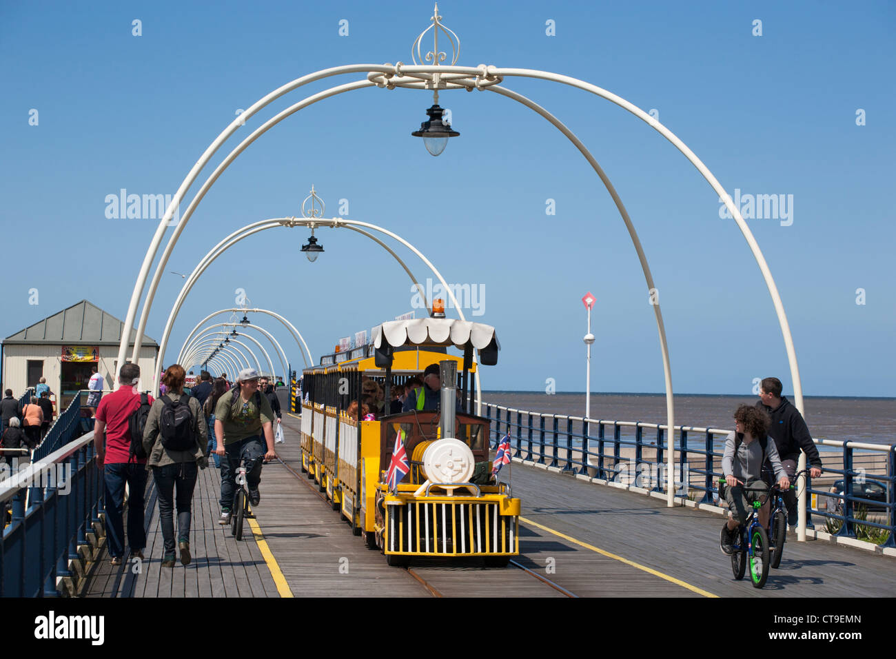 Land-Zug auf Southport Pier Stockfoto