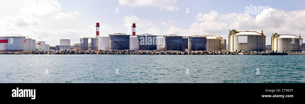LNG-Tanks im Hafen von Barcelona Stockfoto