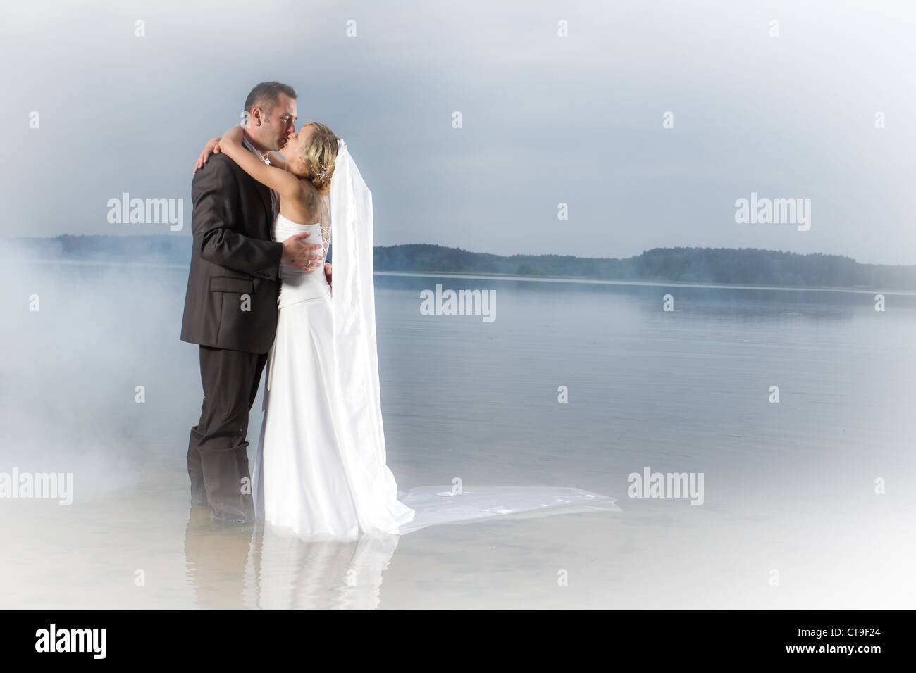 Junges Paar In Liebe an einem See im Nebel Stockfoto