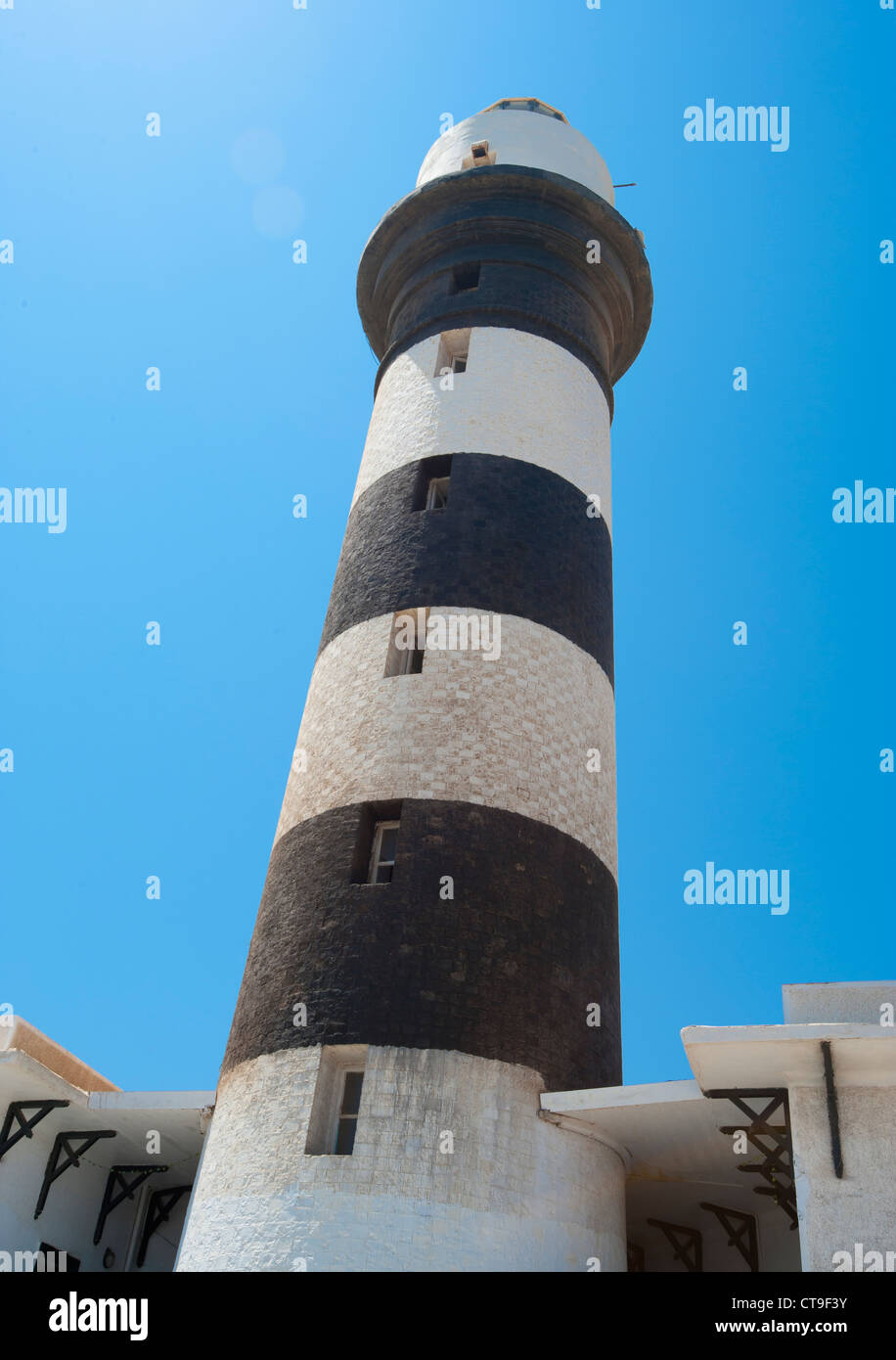 Schwarz und weiß gestreiften Turm eines Leuchtturms vor einem blauen Himmelshintergrund Stockfoto