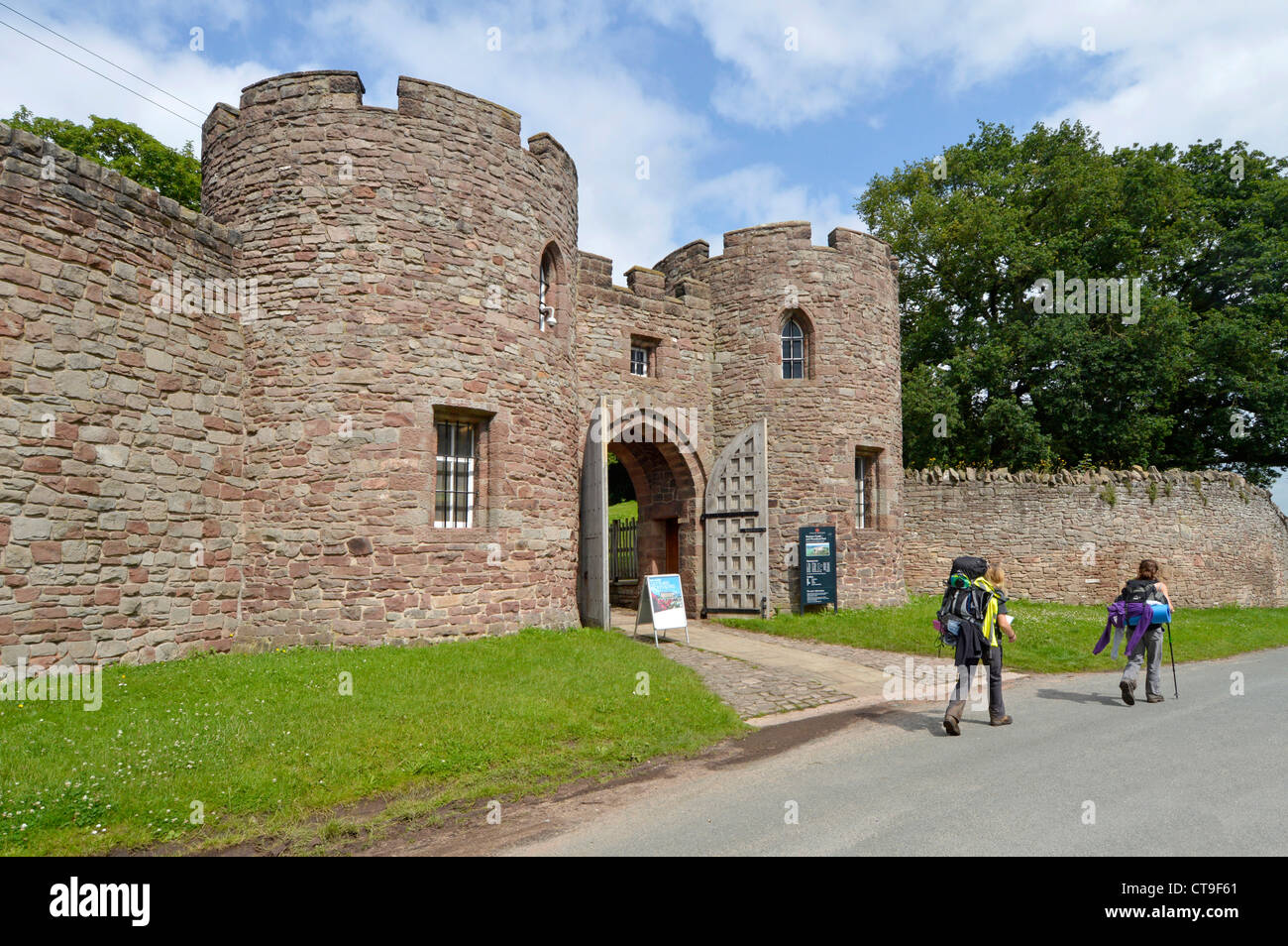 Wanderer außerhalb Beeston Castle UK am Straßenrand Torhaus & Eingang zum English Heritage Kasse den Zugang zur Burgruine auf 500ft hohen Fels Stockfoto