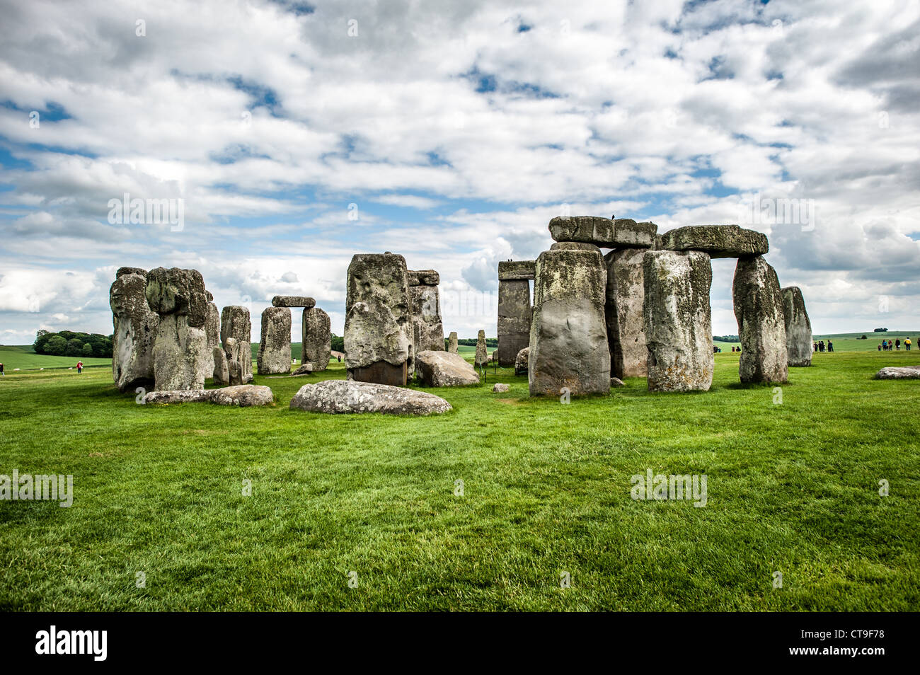 WILTSHIRE, England – Stonehenge, das weltberühmte prähistorische Denkmal, steht hoch in der englischen Landschaft. Diese berühmte Stätte besteht aus einem Ring aus riesigen Steinen und hat Gelehrte und Besucher seit Jahrhunderten gleichermaßen verblüfft und eine endlose Debatte über Ursprung, Zweck und Baumethoden ausgelöst. Stockfoto