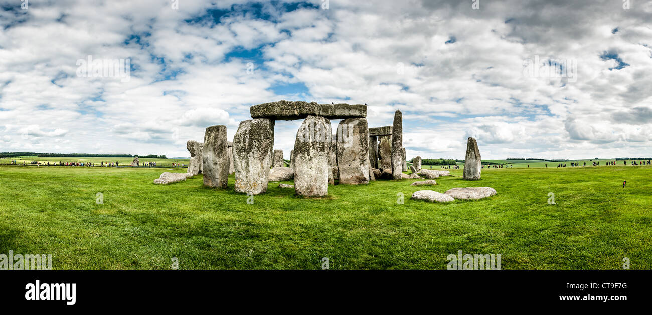 WILTSHIRE, England – Stonehenge, das weltberühmte prähistorische Denkmal, steht hoch in der englischen Landschaft. Diese berühmte Stätte besteht aus einem Ring aus riesigen Steinen und hat Gelehrte und Besucher seit Jahrhunderten gleichermaßen verblüfft und eine endlose Debatte über Ursprung, Zweck und Baumethoden ausgelöst. Stockfoto