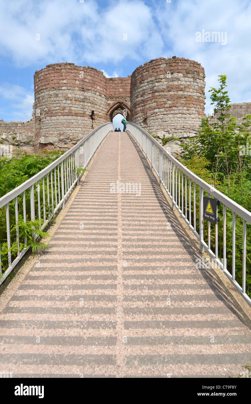 Beeston Castle Ruinen Innentor Torhaus moderne Fußgängerbrücke über tiefen Graben zum bogenförmigen Eingang am 500 Fuß hohen Gipfel über Cheshire Plains UK Stockfoto