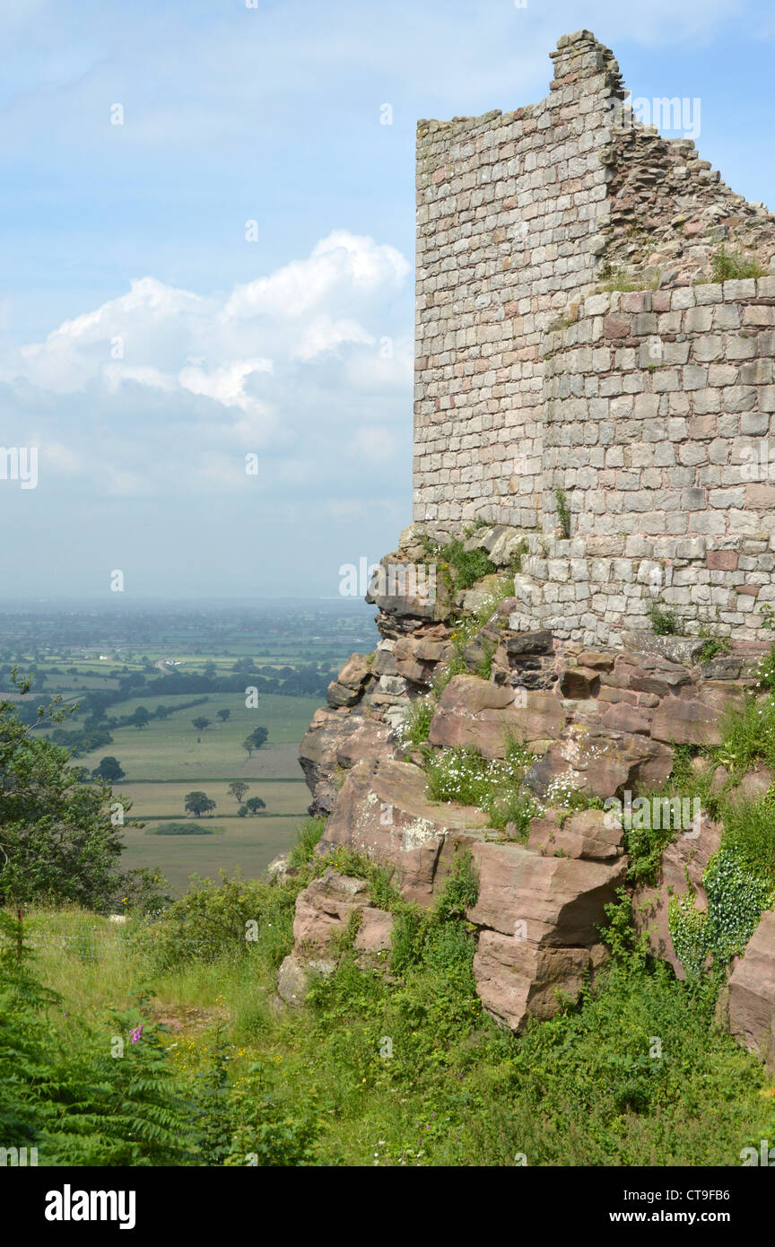 Sandstein-Felsen-Stiftung & Teil der Ruinen der Kernburg von Beeston Schloß am Gipfel des 500ft hohen Klippe mit Blick über UK Cheshire Plain Ackerland Stockfoto