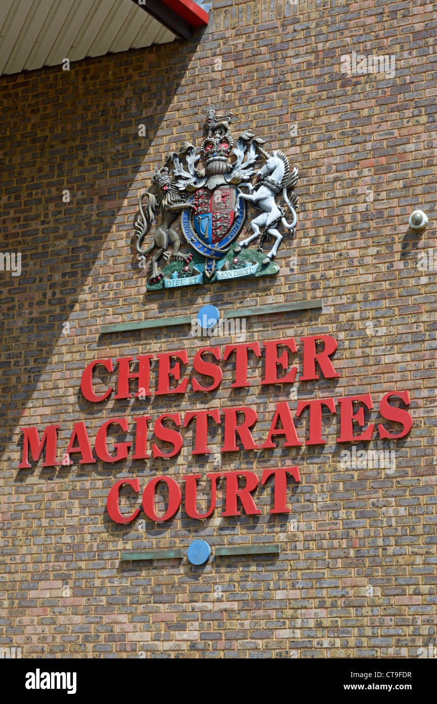 Ziegelgebäude Gerichtsgebäude in der Nähe von United Kingdom Royal Coat Der Waffen mit Schild an der Außenwand der Chester Magistrate Court Cheshire England Großbritannien Stockfoto
