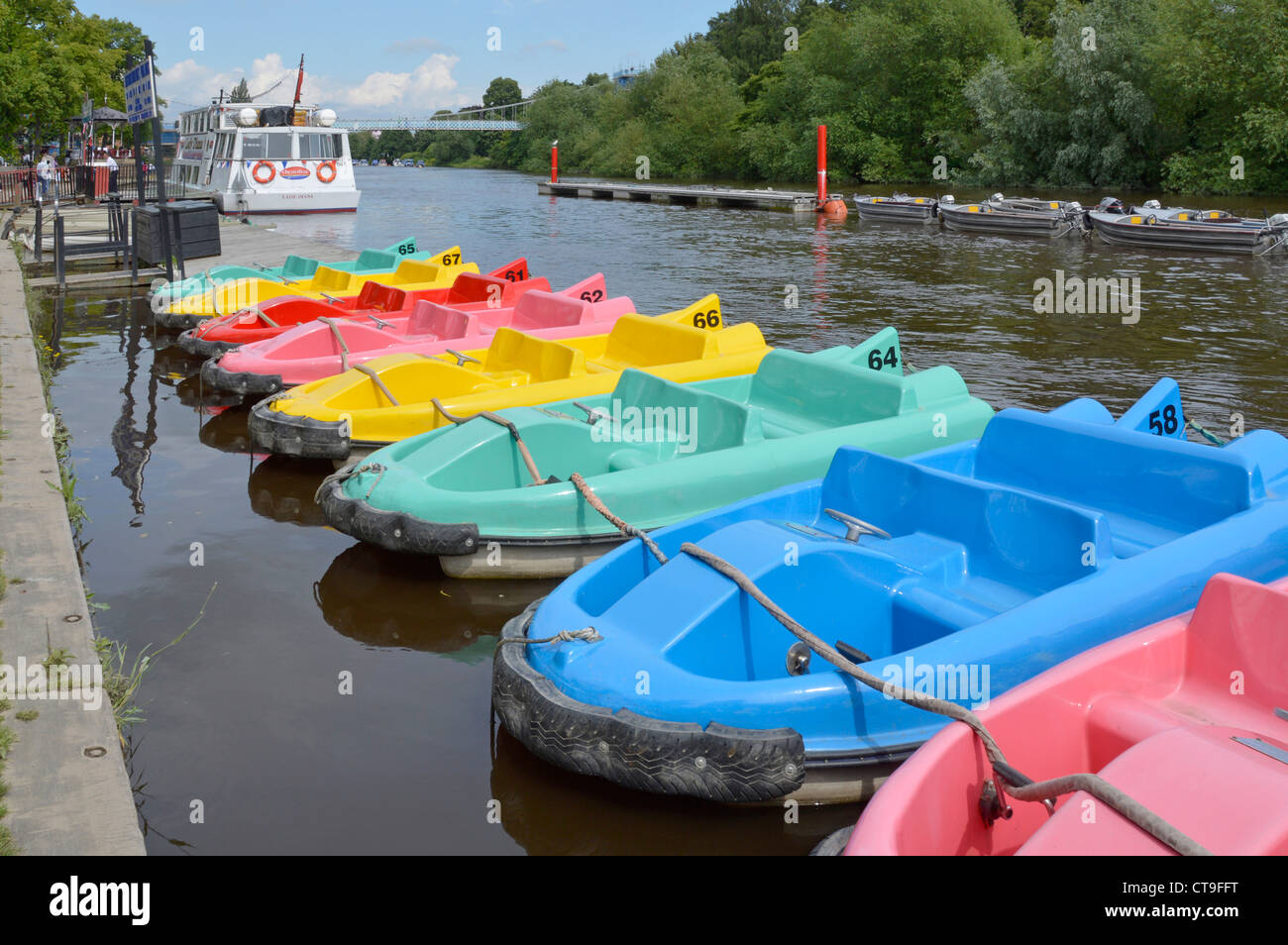 Sommer Blick auf weiße Sightseeing-Tour Boot auf dem Fluss Dee in Chester farbenfrohe Hausboote schoben sich am Flussufer zusammen Anlegestellen Cheshire England Großbritannien Stockfoto