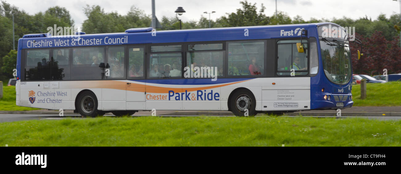 Öffentlicher Verkehr Park and Ride Single Deck Pkw bus service Rückkehr zum Parkplatz von Cheshire West & Chester Rat Cheshire England Großbritannien Stockfoto