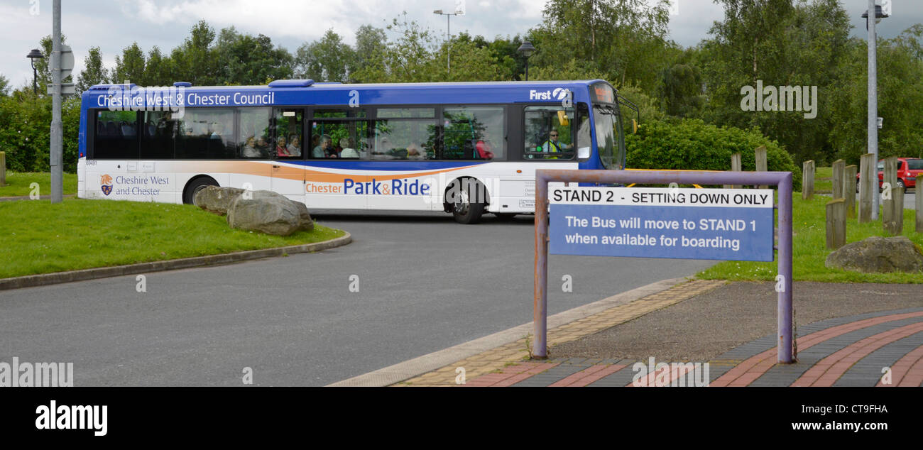 Öffentlicher Verkehr Park and Ride Single Deck Pkw bus service Rückkehr zum Parkplatz von Cheshire West & Chester Rat Cheshire England Großbritannien Stockfoto