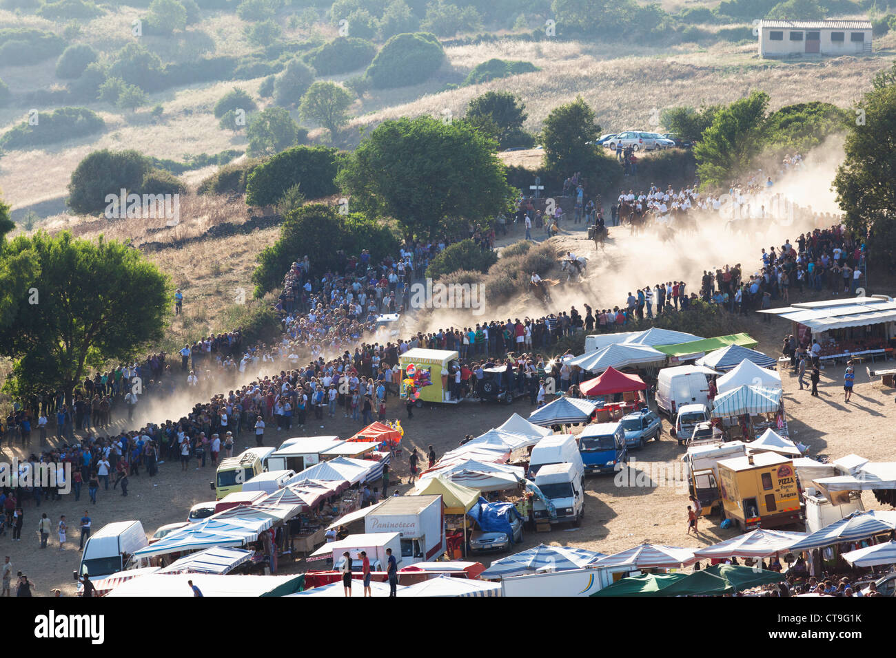 Traditionelle jährliche Pferderennen in Sedilo, Sardinien, mit religiösem Hintergrund am 6. Juli 2012. Stockfoto