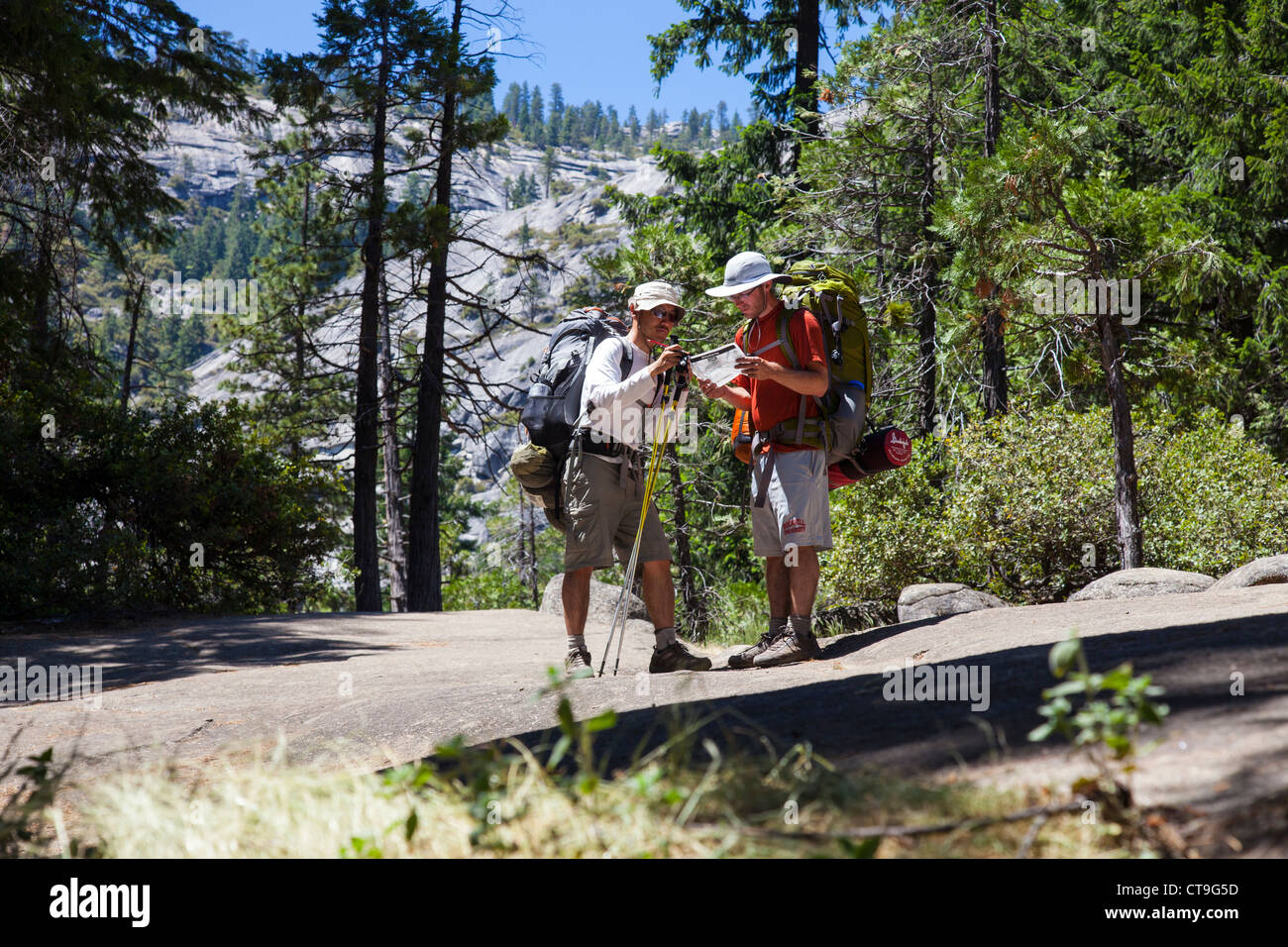 Rucksacktouristen, die Beratung einer Karte im Hinterland, Yosemite-Nationalpark, CA, USA Stockfoto