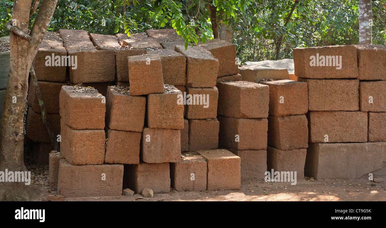 Frisch geschnitten Sie Laterit Blöcke, Ta Phrom, Angkor. In Vorbereitung für den erneuten Bau Teile des Tempels, ein laufendes Projekt. Stockfoto