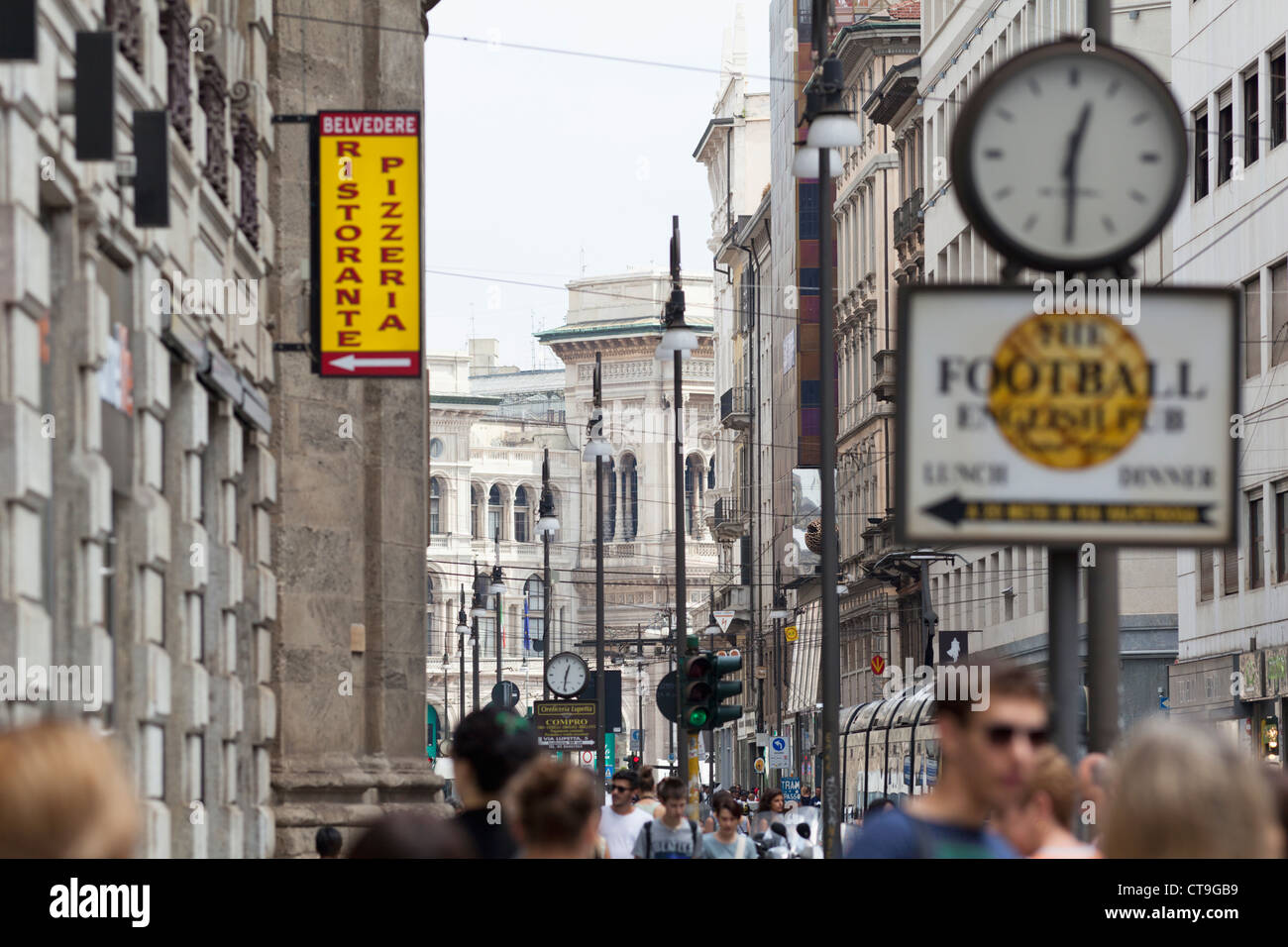 Tele durch einer Straßenschlucht in Mailand, Italien Stockfoto