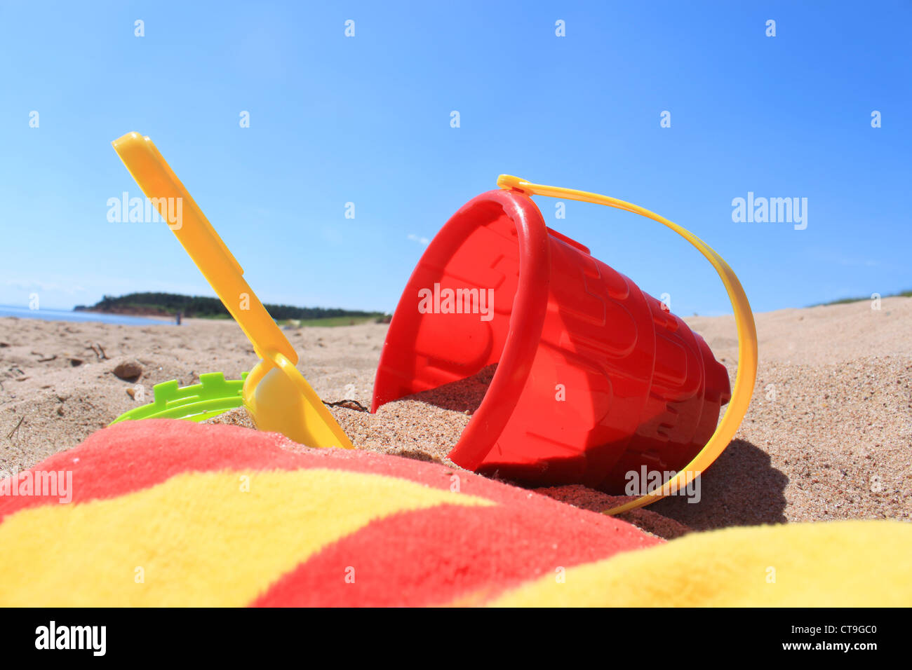 Bunte Strandspielzeug und Handtuch in den sandigen Küsten Panmure Insel in Prince Edward Island, Canada Stockfoto