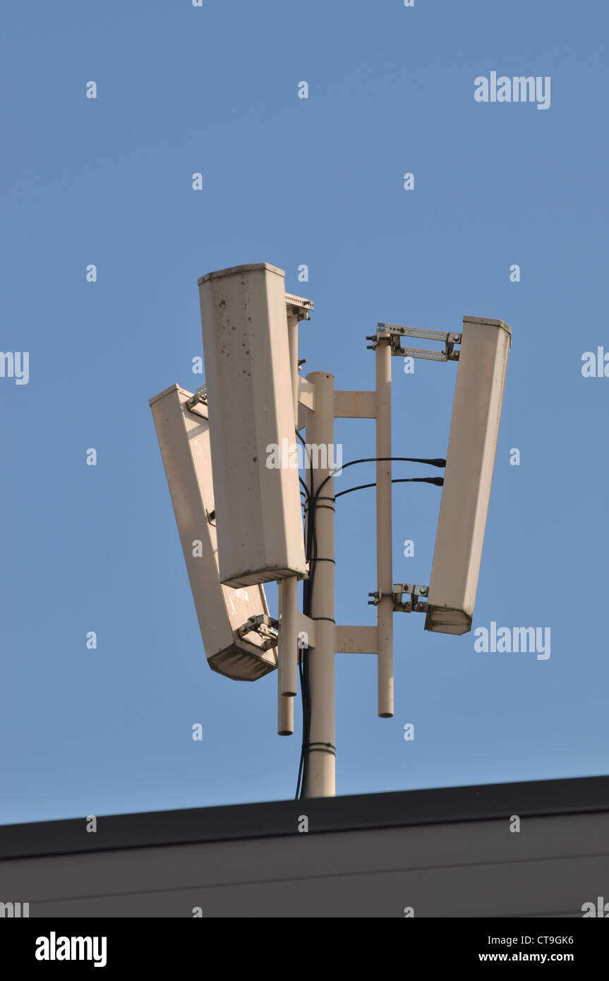 Mobilfunk-Antenne auf ein Gebäude Dach Stockfoto