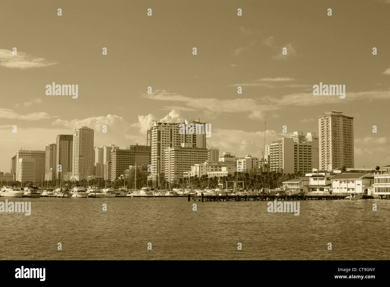 Bild von Manila Bucht Skyline bei einem heißen Nachmittag. Stockfoto