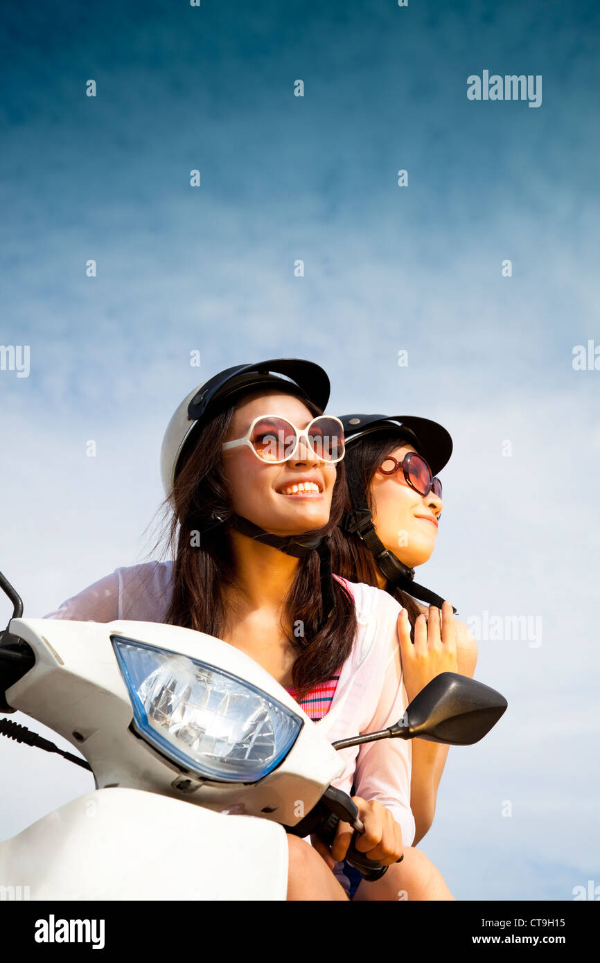 junge Frau Reiten Motorroller auf den sonnigen Tag Stockfoto