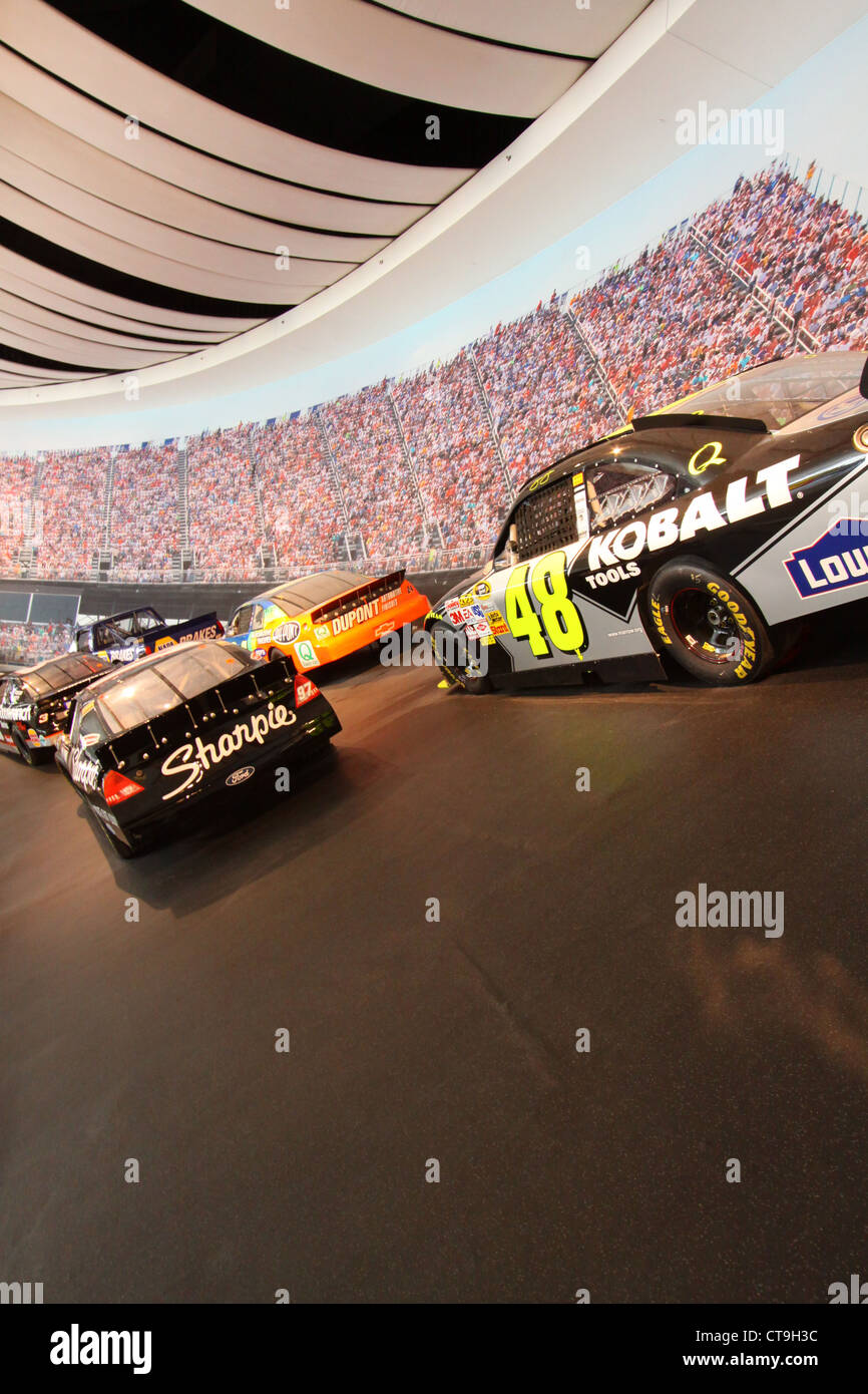 Autos auf dem Display an das NASCAR Hall Of Fame Museum in Charlotte, North Carloina Stockfoto
