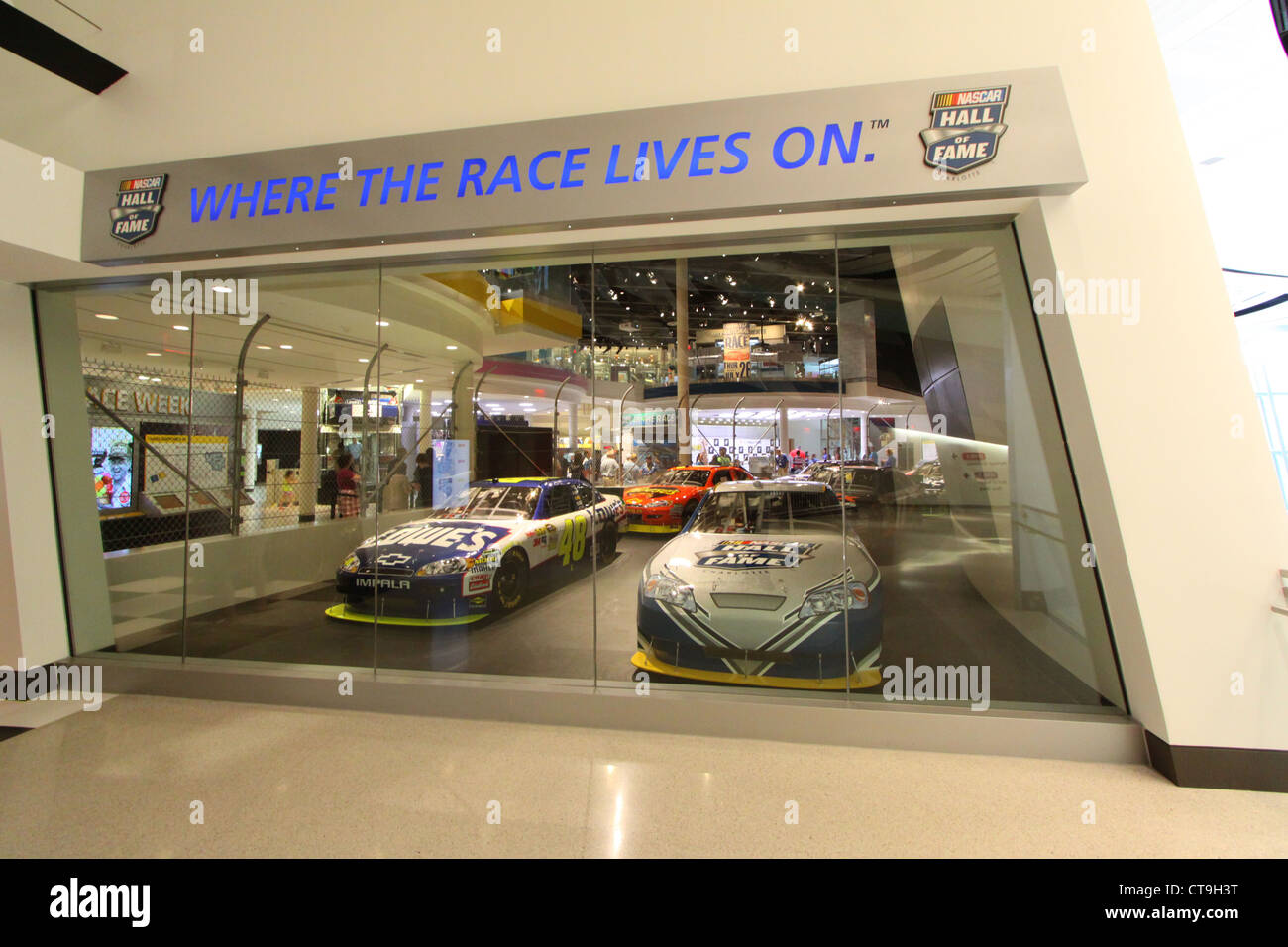 Rennen-Fahrsimulator im NASCAR Hall Of Fame Museum in Charlotte, North Carolina Stockfoto