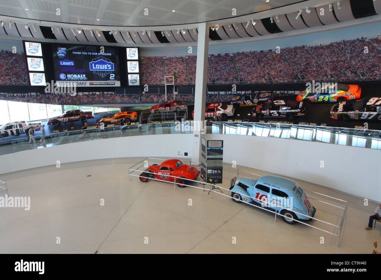Autos auf dem Display an das NASCAR Hall Of Fame Museum in Charlotte, North Carolina Stockfoto