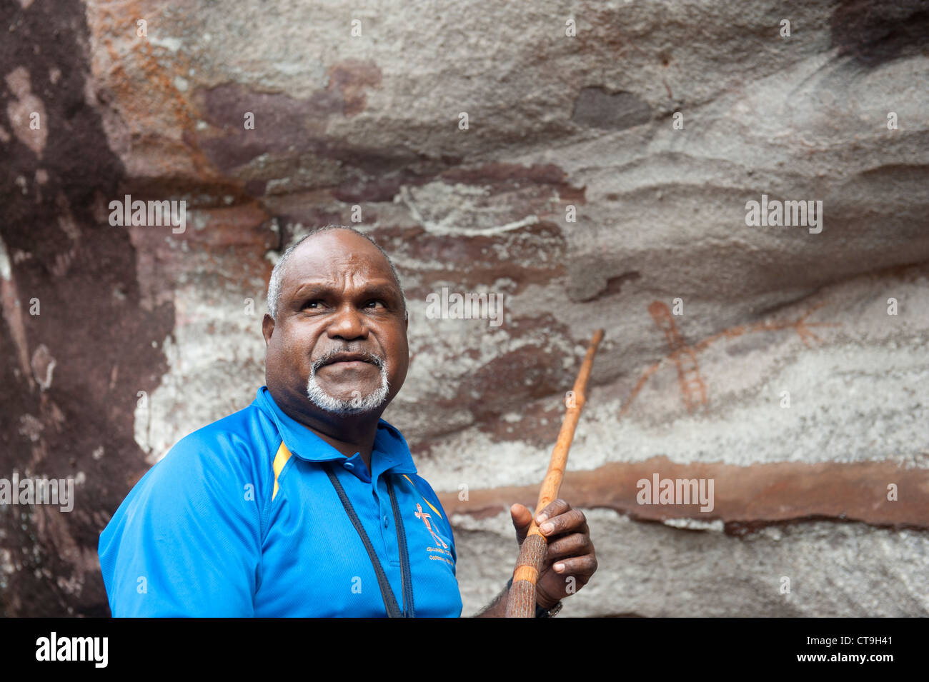 Nugal Warra elder Wilfred Willie Gordon Guurrbi Touren erklärt indigenen Felsenhöhle Kunst Malerei auf indianischen Land, Cooktown Stockfoto