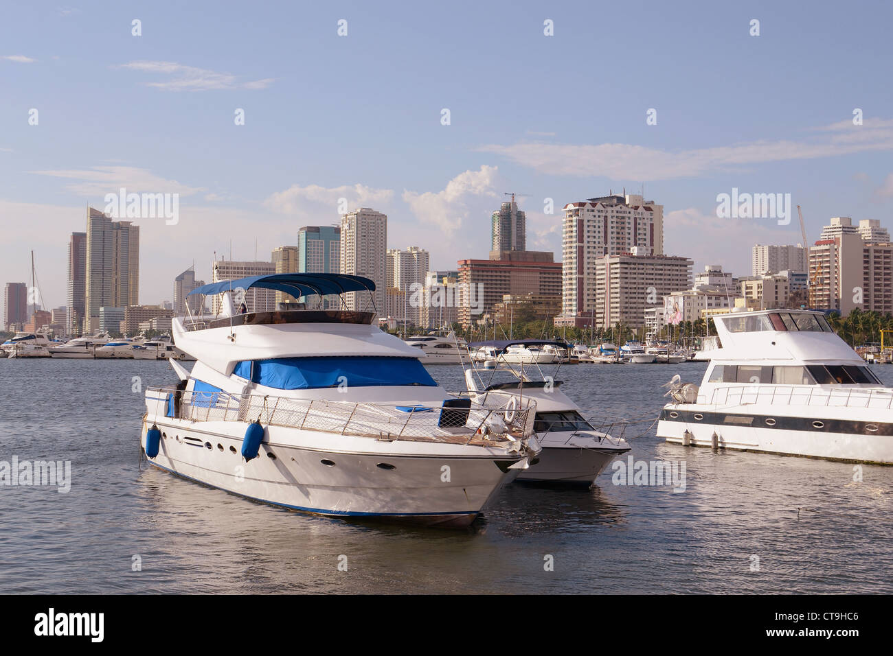 Bild von Manila Bucht Stadtbild mit Segelbooten im Vordergrund. Stockfoto