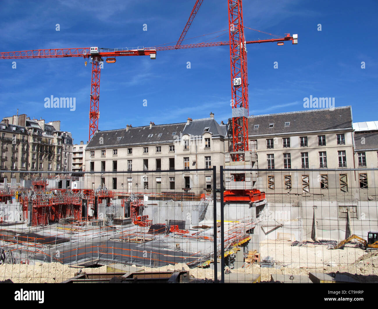 Großen Kran auf der Baustelle des Krankenhauses Laennec, Paris, Frankreich Stockfoto