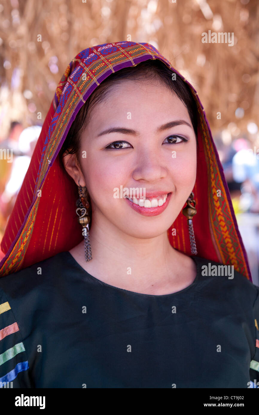 Filipina tragen Baroo am Saya Tracht in der Schlacht von Mactan Reenactment, Lapu-Lapu City, Philippinen Stockfoto