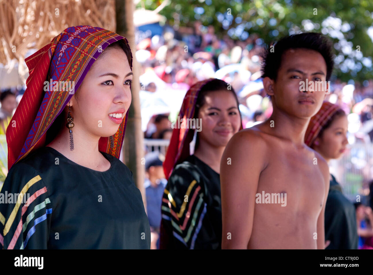 Filipinas tragen Baroo am Saya Tracht in der Schlacht von Mactan Reenactment, Lapu-Lapu City, Philippinen Stockfoto