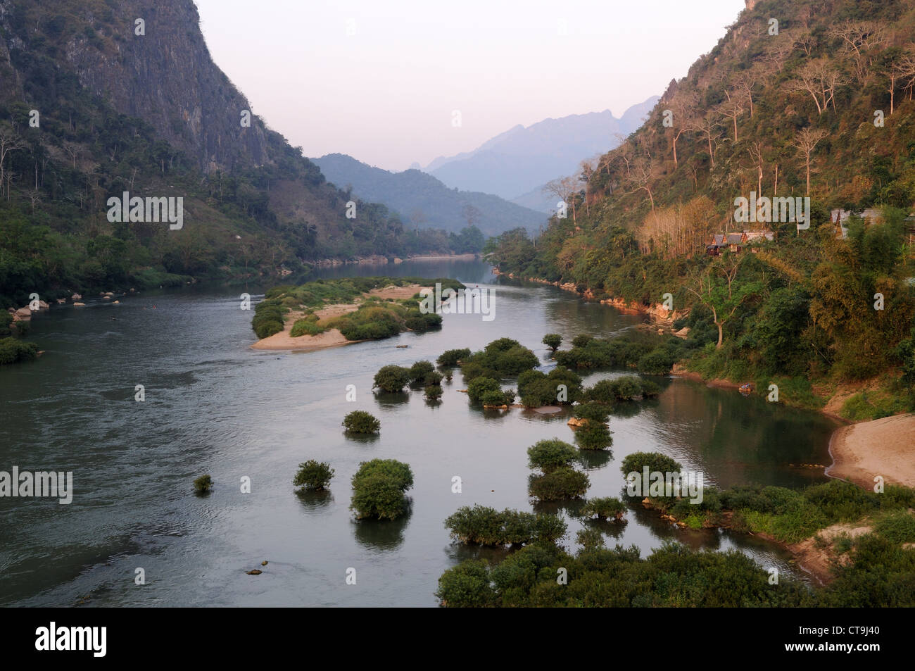 Nam Ou Fluss bei Sonnenuntergang Nong Khiaw Dorf Laos Stockfoto