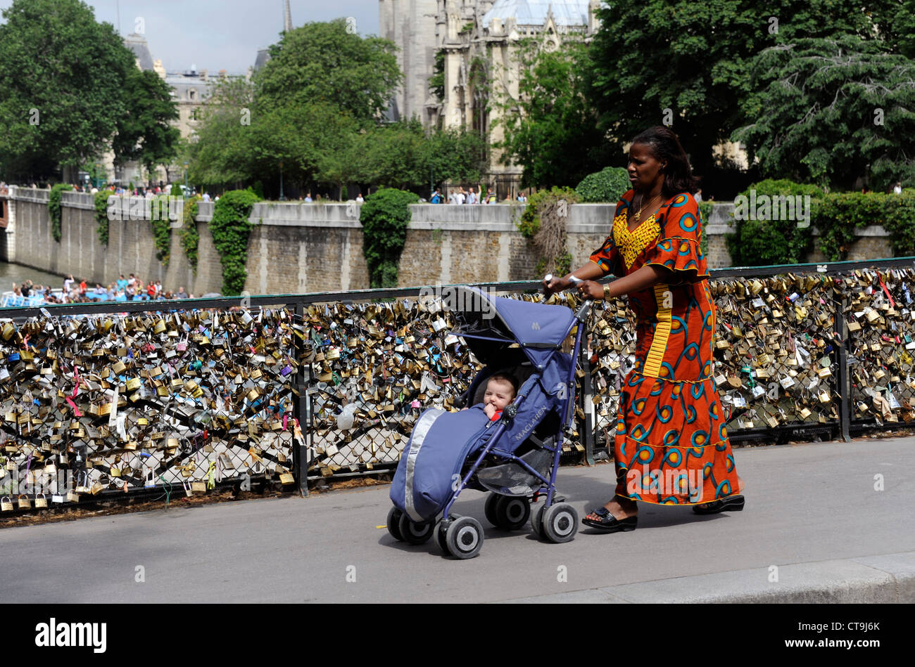 Liebe Vorhängeschloss an der Brücke Pont de l'Archeveche auf der Seine, Paris, Frankreich, Kathedrale Notre-Dame de Paris Stockfoto