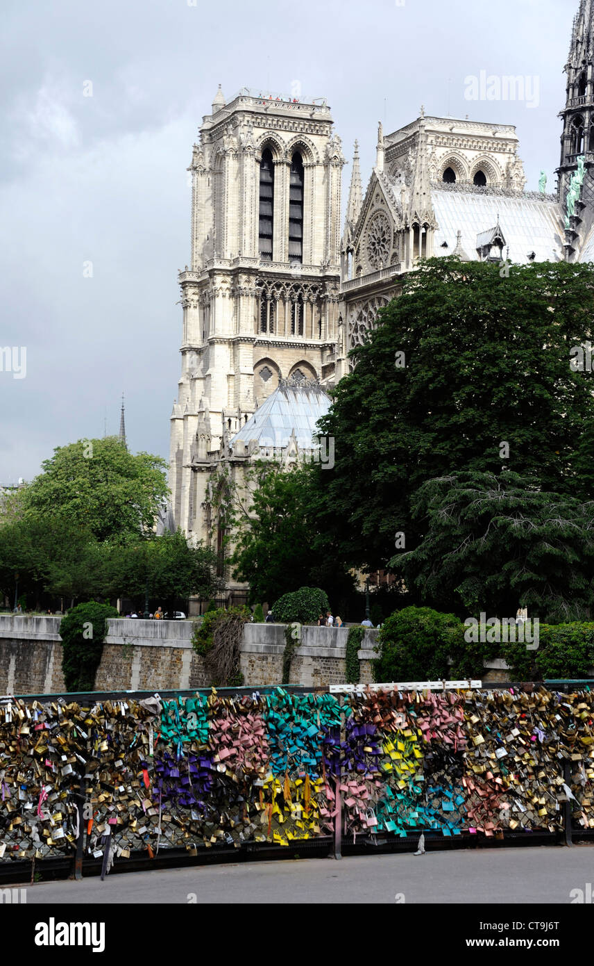 Liebe Vorhängeschloss an der Brücke Pont de l'Archeveche auf der Seine, Paris, Frankreich, Kathedrale Notre-Dame de Paris Stockfoto