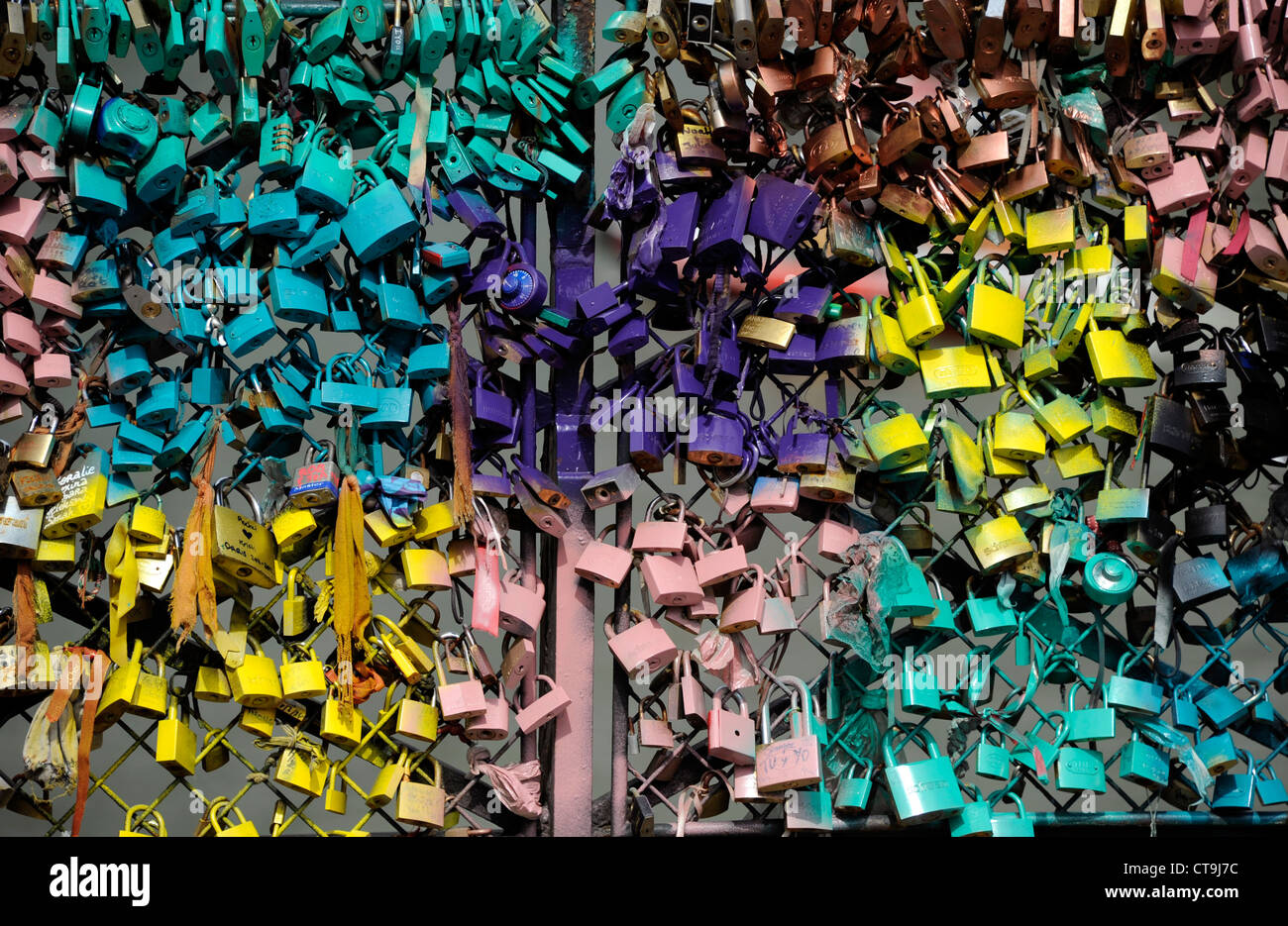 Liebe Vorhängeschloss an der Brücke Pont de l'Archeveche auf der Seine, Paris, Frankreich, Kathedrale Notre-Dame de Paris Stockfoto