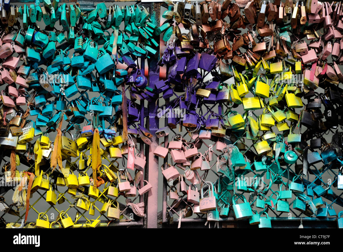 Liebe Vorhängeschloss an der Brücke Pont de l'Archeveche auf der Seine, Paris, Frankreich, Kathedrale Notre-Dame de Paris Stockfoto