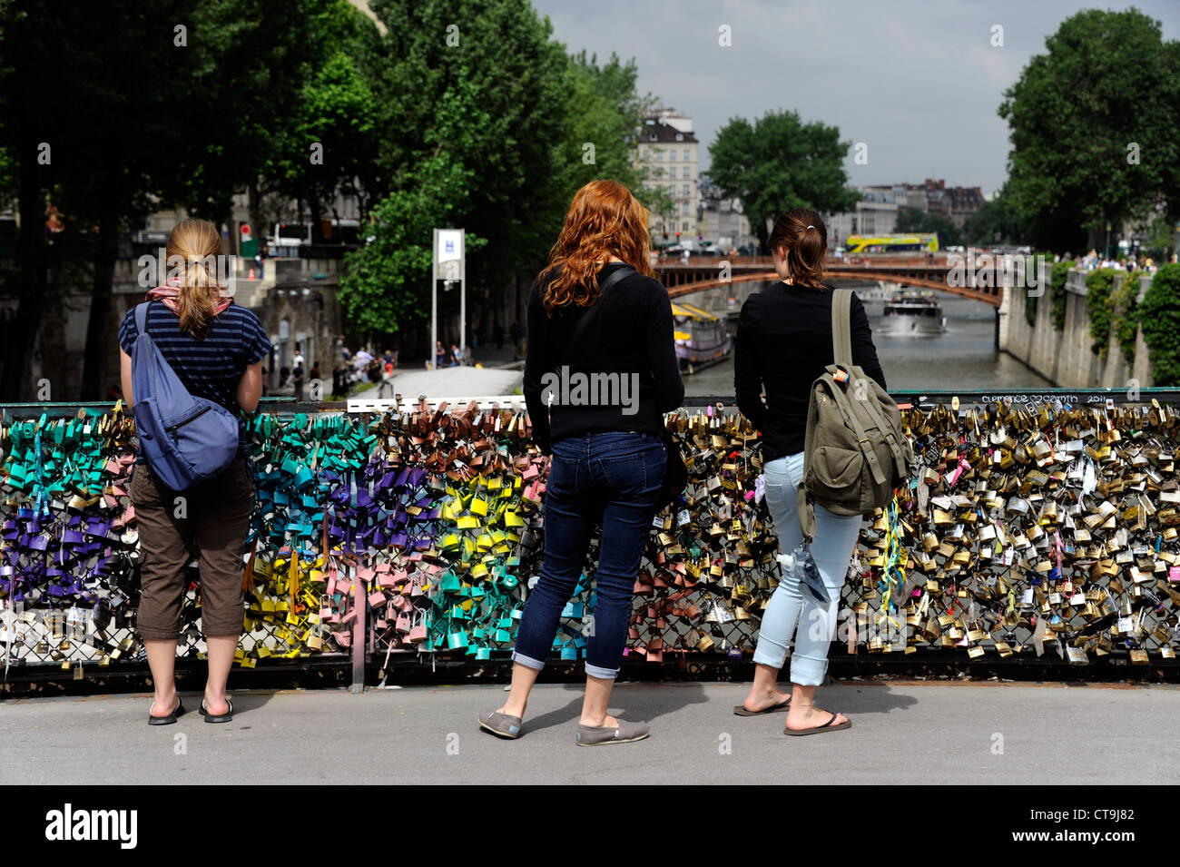 Liebe Vorhängeschloss an der Brücke Pont de l'Archeveche auf der Seine, Paris, Frankreich, Kathedrale Notre-Dame de Paris Stockfoto