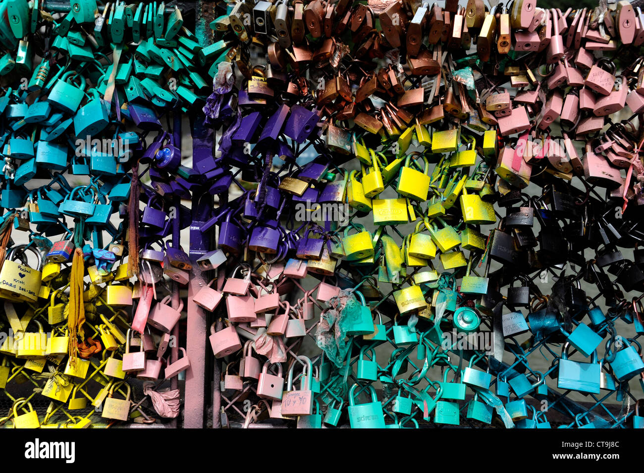 Liebe Vorhängeschloss an der Brücke Pont de l'Archeveche auf der Seine, Paris, Frankreich, Kathedrale Notre-Dame de Paris Stockfoto