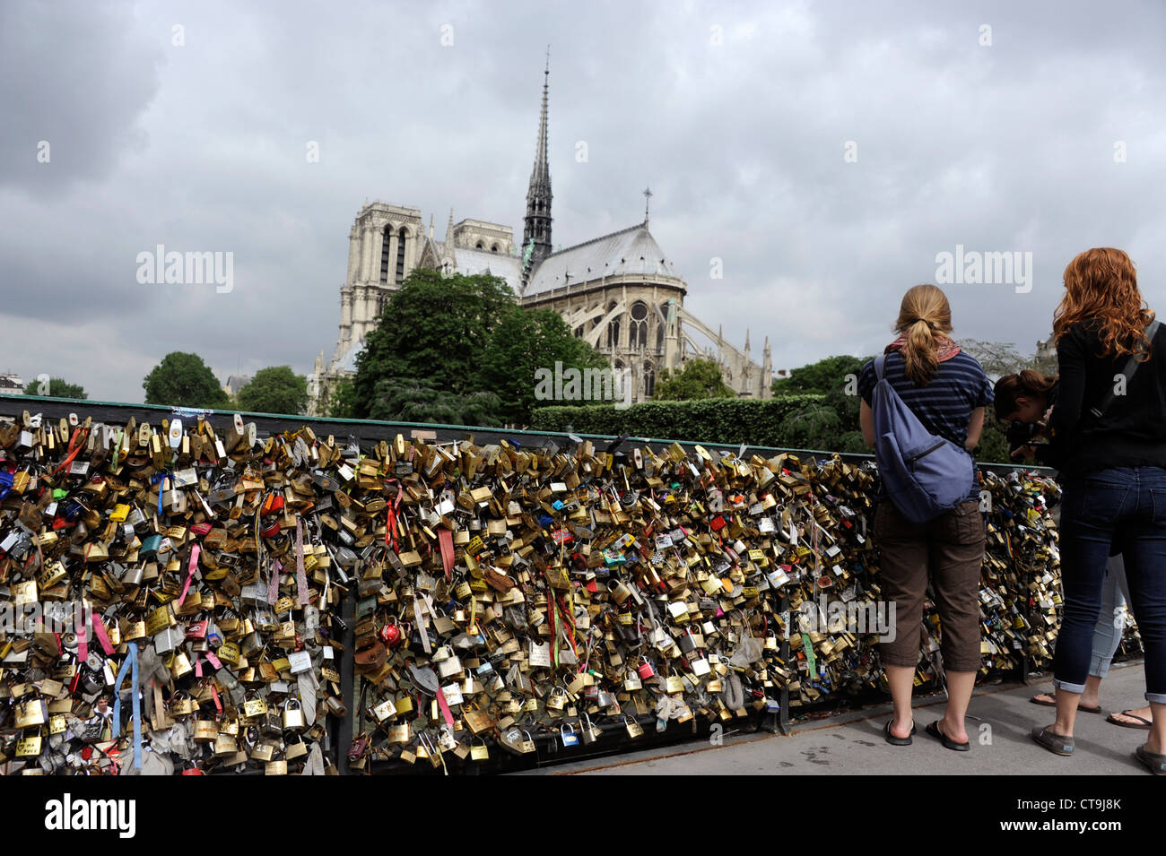 Liebe Vorhängeschloss an der Brücke Pont de l'Archeveche auf der Seine, Paris, Frankreich, Kathedrale Notre-Dame de Paris Stockfoto