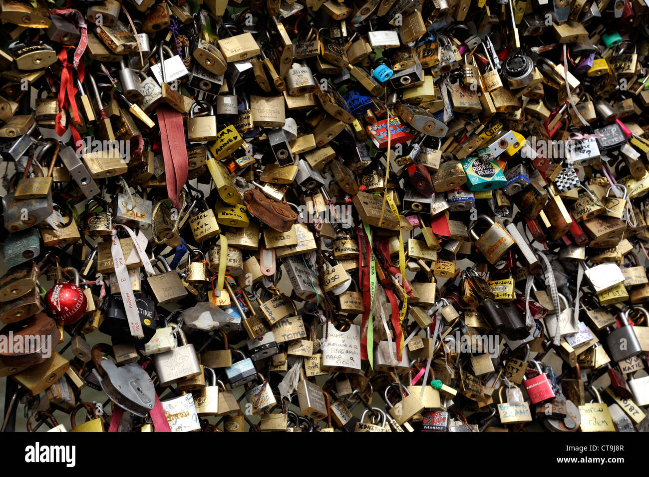 Liebe Vorhängeschloss an der Brücke Pont de l'Archeveche auf der Seine, Paris, Frankreich, Kathedrale Notre-Dame de Paris Stockfoto