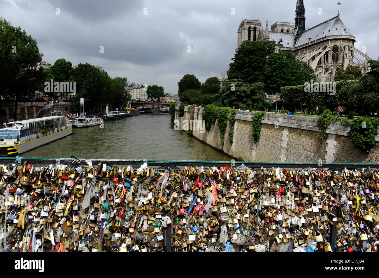 Liebe Vorhängeschloss an der Brücke Pont de l'Archeveche auf der Seine, Paris, Frankreich, Kathedrale Notre-Dame de Paris Stockfoto
